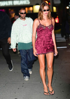 19.07 | Justin e Hailey Bieber Bieber chegando a after party exclusiva da SKYLRK após a final da Copa do Mundo FIFA 2026, realizada no The Twenty Two, em Nova York