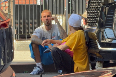 20.07 | Fotografado com Eddie Benjamin nas ruas de Nova York.