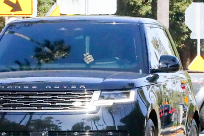 04.08 | Justin Bieber foi visto dirigindo por Beverly Hills, CA.