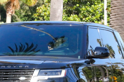 04.08 | Justin Bieber foi visto dirigindo por Beverly Hills, CA.