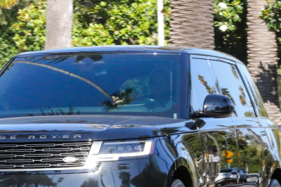 04.08 | Justin Bieber foi visto dirigindo por Beverly Hills, CA.