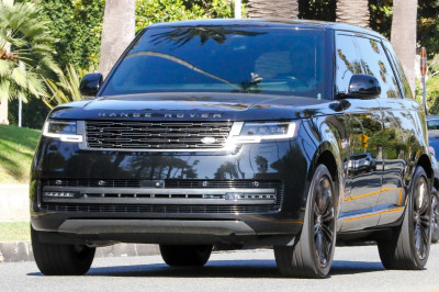04.08 | Justin Bieber foi visto dirigindo por Beverly Hills, CA.