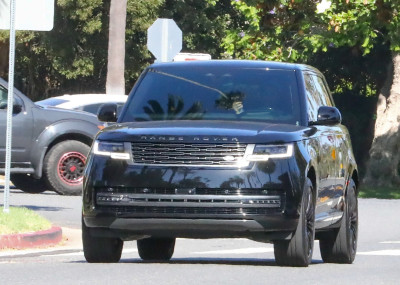 04.08 | Justin Bieber foi visto dirigindo por Beverly Hills, CA.