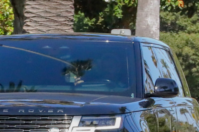 04.08 | Justin Bieber foi visto dirigindo por Beverly Hills, CA.