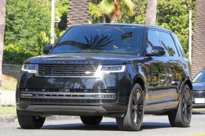 04.08 | Justin Bieber foi visto dirigindo por Beverly Hills, CA.
