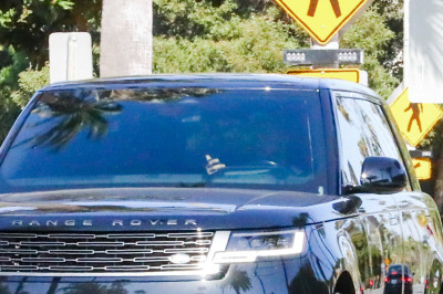 04.08 | Justin Bieber foi visto dirigindo por Beverly Hills, CA.