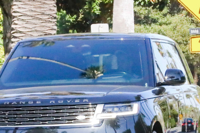04.08 | Justin Bieber foi visto dirigindo por Beverly Hills, CA.