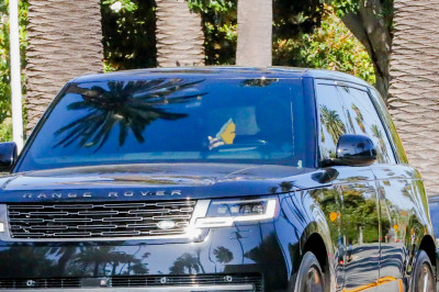 04.08 | Justin Bieber foi visto dirigindo por Beverly Hills, CA.