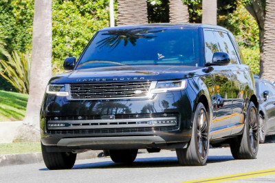 04.08 | Justin Bieber foi visto dirigindo por Beverly Hills, CA.
