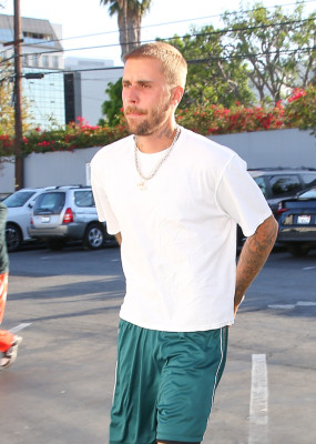 06.08 | Com Hailey Bieber no Sushi Fumi, em West Hollywood, Califórnia