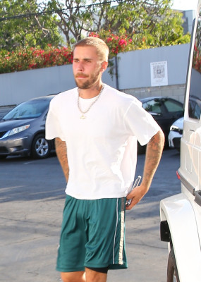 06.08 | Com Hailey Bieber no Sushi Fumi, em West Hollywood, Califórnia