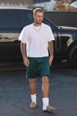 06.08 | Com Hailey Bieber no Sushi Fumi, em West Hollywood, Califórnia