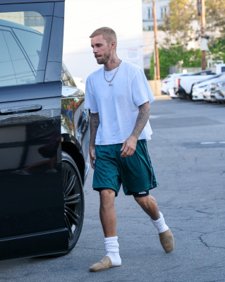 06.08 | Com Hailey Bieber no Sushi Fumi, em West Hollywood, Califórnia