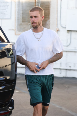 06.08 | Com Hailey Bieber no Sushi Fumi, em West Hollywood, Califórnia