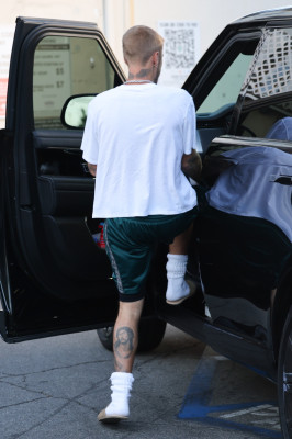 06.08 | Com Hailey Bieber no Sushi Fumi, em West Hollywood, Califórnia