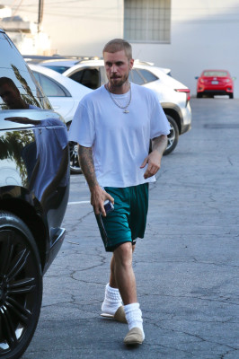 06.08 | Com Hailey Bieber no Sushi Fumi, em West Hollywood, Califórnia