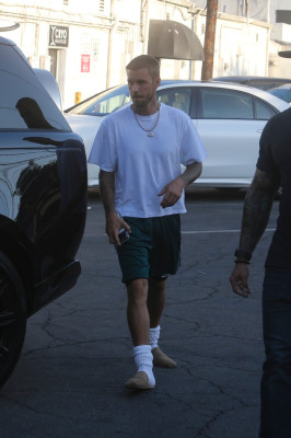 06.08 | Com Hailey Bieber no Sushi Fumi, em West Hollywood, Califórnia