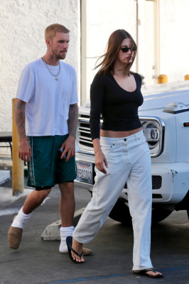 06.08 | Com Hailey Bieber no Sushi Fumi, em West Hollywood, Califórnia