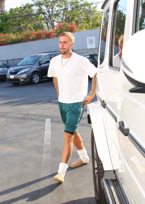 06.08 | Com Hailey Bieber no Sushi Fumi, em West Hollywood, Califórnia