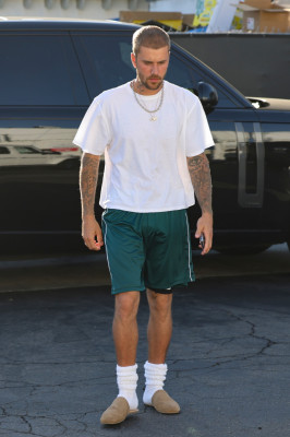 06.08 | Com Hailey Bieber no Sushi Fumi, em West Hollywood, Califórnia