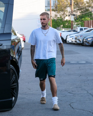 06.08 | Com Hailey Bieber no Sushi Fumi, em West Hollywood, Califórnia