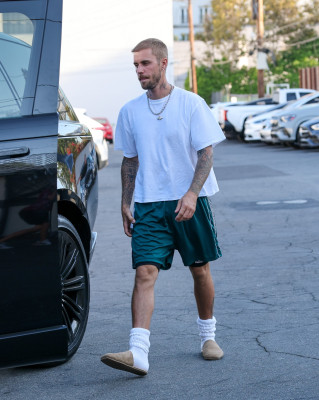 06.08 | Com Hailey Bieber no Sushi Fumi, em West Hollywood, Califórnia