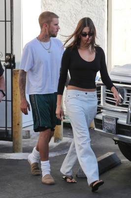 06.08 | Com Hailey Bieber no Sushi Fumi, em West Hollywood, Califórnia