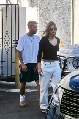 06.08 | Com Hailey Bieber no Sushi Fumi, em West Hollywood, Califórnia