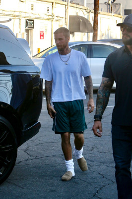 06.08 | Com Hailey Bieber no Sushi Fumi, em West Hollywood, Califórnia