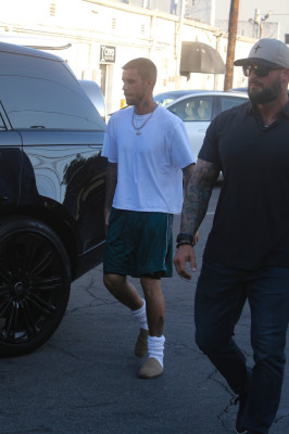 06.08 | Com Hailey Bieber no Sushi Fumi, em West Hollywood, Califórnia