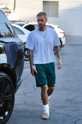 06.08 | Com Hailey Bieber no Sushi Fumi, em West Hollywood, Califórnia