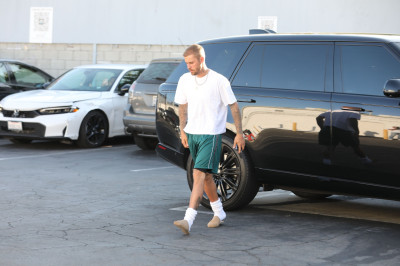 06.08 | Com Hailey Bieber no Sushi Fumi, em West Hollywood, Califórnia
