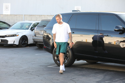 06.08 | Com Hailey Bieber no Sushi Fumi, em West Hollywood, Califórnia
