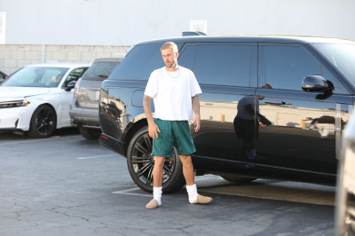 06.08 | Com Hailey Bieber no Sushi Fumi, em West Hollywood, Califórnia