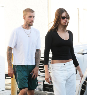 06.08 | Com Hailey Bieber no Sushi Fumi, em West Hollywood, Califórnia
