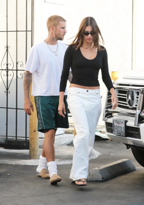 06.08 | Com Hailey Bieber no Sushi Fumi, em West Hollywood, Califórnia