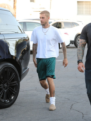 06.08 | Com Hailey Bieber no Sushi Fumi, em West Hollywood, Califórnia