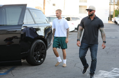 06.08 | Com Hailey Bieber no Sushi Fumi, em West Hollywood, Califórnia