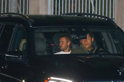 07.08 | Justin e Hailey Bieber foram vistos deixando a festa exclusiva de pré-aniversário de Kylie Jenner, em Beverly Hills.