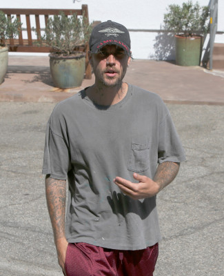 12.08 | Justin e Hailey Bieber chegando ao pilates em Bel Air, CA.