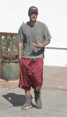 12.08 | Justin e Hailey Bieber chegando ao pilates em Bel Air, CA.