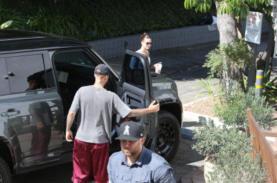 12.08 | Justin e Hailey Bieber chegando ao pilates em Bel Air, CA.