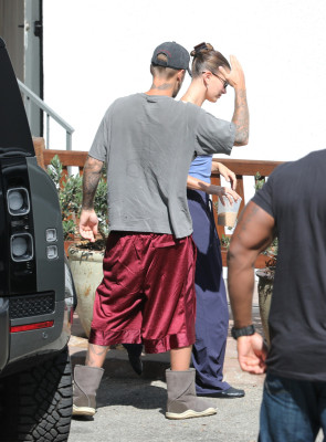 12.08 | Justin e Hailey Bieber chegando ao pilates em Bel Air, CA.