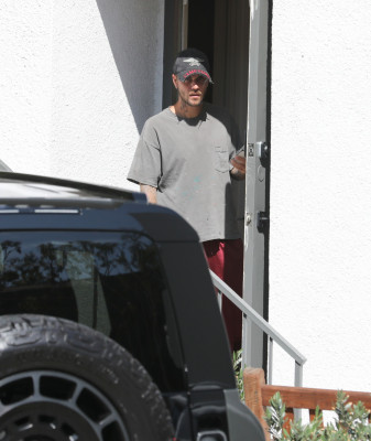 12.08 | Justin e Hailey Bieber chegando ao pilates em Bel Air, CA.
