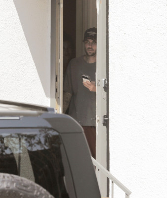 12.08 | Justin e Hailey Bieber chegando ao pilates em Bel Air, CA.