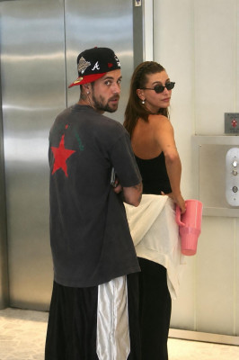 11.08 | Justin e Hailey Bieber foram vistos chegando juntos para uma sessão de Pilates em Los Angeles