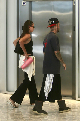 11.08 | Justin e Hailey Bieber foram vistos chegando juntos para uma sessão de Pilates em Los Angeles
