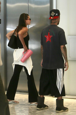 11.08 | Justin e Hailey Bieber foram vistos chegando juntos para uma sessão de Pilates em Los Angeles