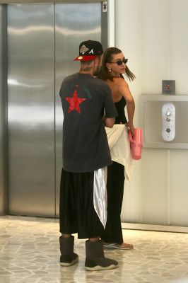 11.08 | Justin e Hailey Bieber foram vistos chegando juntos para uma sessão de Pilates em Los Angeles