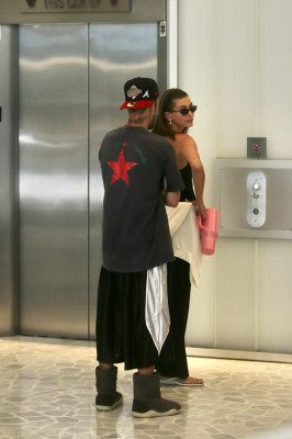 11.08 | Justin e Hailey Bieber foram vistos chegando juntos para uma sessão de Pilates em Los Angeles